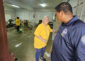 Una persona es arrastrada por corriente, rescatan a dos de una cascada