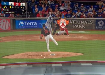 Ohtani ya tira pelotas a 60 pies; ansioso por volver a lanzar en 2025