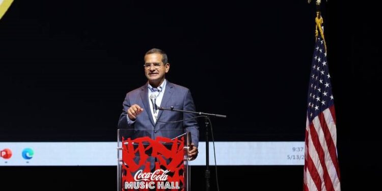 Gobernador Pierluisi anuncia la permanencia de 1,570 maestros en el sistema público