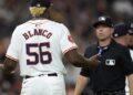 Ronel Blanco fue expulsado tras revisión en su guante