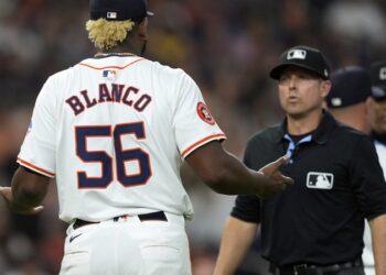 Ronel Blanco fue expulsado tras revisión en su guante