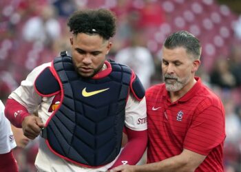 Contreras se fractura el antebrazo izquierdo al ser golpeado por un swing