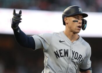 Judge da par de HR y hace historia en su primer juego en San Francisco