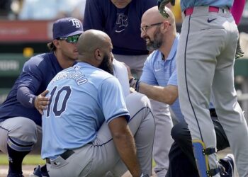 Amed Rosario abandona el juego tras recibir un bolazo en la cabeza