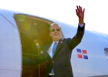 Abinader retornó al país de su viaje a Suiza