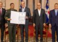 Presidente Abinader entrega certificación de aprobación de la evaluación Quinquenal del MESCYT