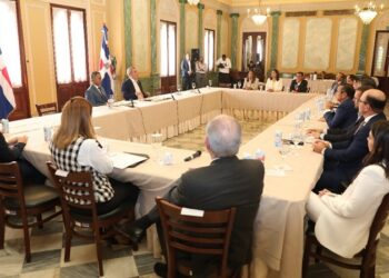 Presidente Abinader propone actualizar agenda de trabajo conjunta con exportadores para desarrollo del sector