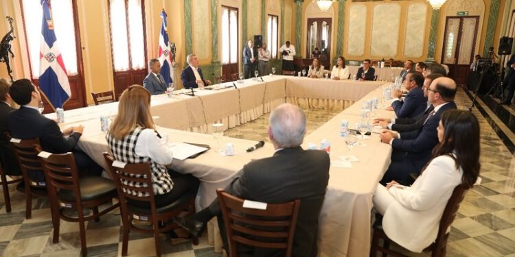 Presidente Abinader propone actualizar agenda de trabajo conjunta con exportadores para desarrollo del sector
