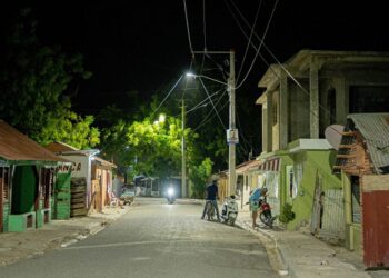 Edesur Dominicana instala 260 luminarias tipo led en Azua