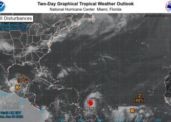 Peligroso huracán Beryl sigue fortaleciéndose a medida que se acerca a las Islas de Barlovento