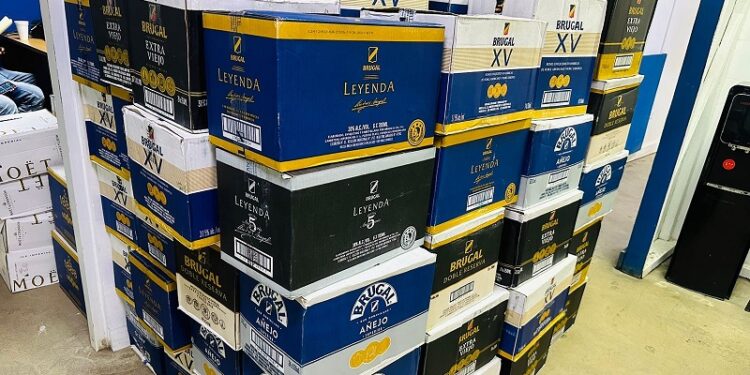 Policía recupera más de 188 cajas de ron, un camión y una escopeta robados, detiene a cinco