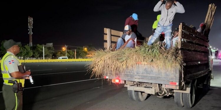 Agente de la DIGESETT sorprende indocumentados ocultos en camión
