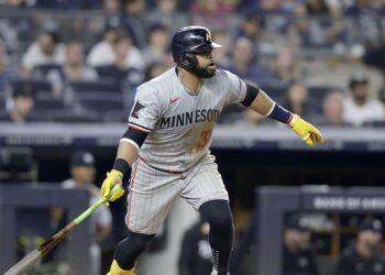 Soto deja juego por precaución debido a persistente molestia en el antebrazo