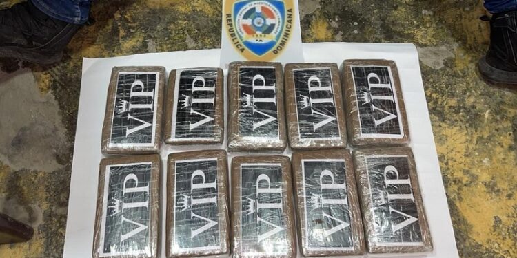 Policía ocupa 10 paquetes de presunta cocaína