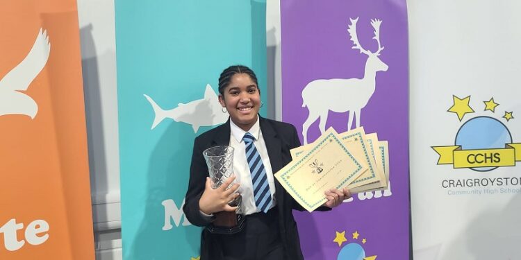 Estudiante dominicana alcanza récord y recibe reconocimiento en colegio de Escocia