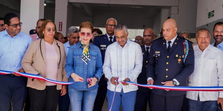 Joel Santos Echavarría encabeza entrega de estación de bomberos en San Cristóbal