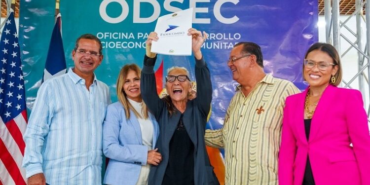 Gobernador Pierluisi entrega 98 títulos de propiedad a familias en Dorado