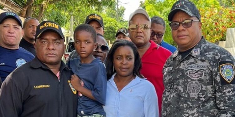 Policía entrega a sus padres niño reportado como secuestrado en Bánica, Elías Piña