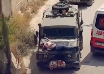 ¿Escudo humano?: Militares israelíes atan a un palestino herido a un vehículo (VIDEO)