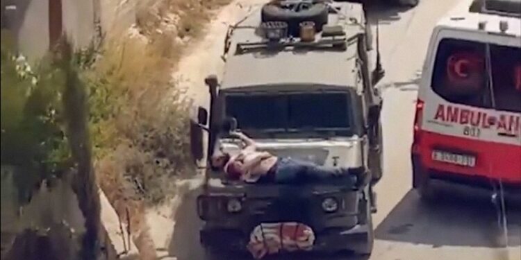 ¿Escudo humano?: Militares israelíes atan a un palestino herido a un vehículo (VIDEO)