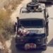¿Escudo humano?: Militares israelíes atan a un palestino herido a un vehículo (VIDEO)
