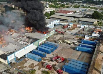 Reportan incendio en nave industrial ubicada en autopista Duarte