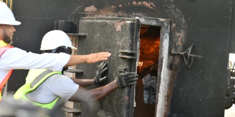 JCE inicia incineración de boletas de las elecciones municipales de febrero pasado