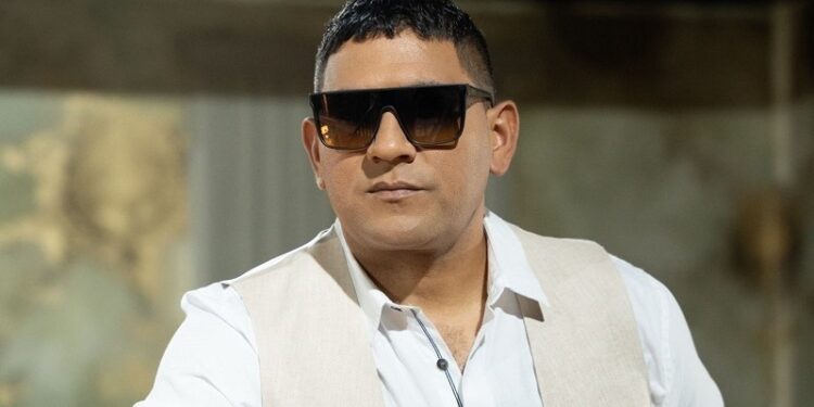 José Lorenzo vuelve a la carga con «Besos no»