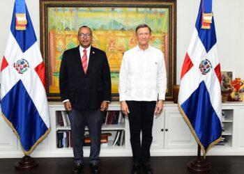 Canciller Roberto Álvarez juramenta a Lorenzo David Ramírez Uribe como director de Pasaportes