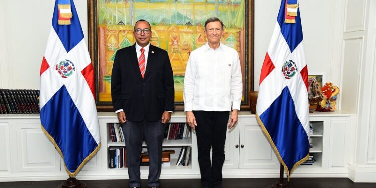 Canciller Roberto Álvarez juramenta a Lorenzo David Ramírez Uribe como director de Pasaportes