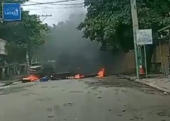 Queman neumáticos en comunidad Las Palomas, para reclamar asfaltado de carretera