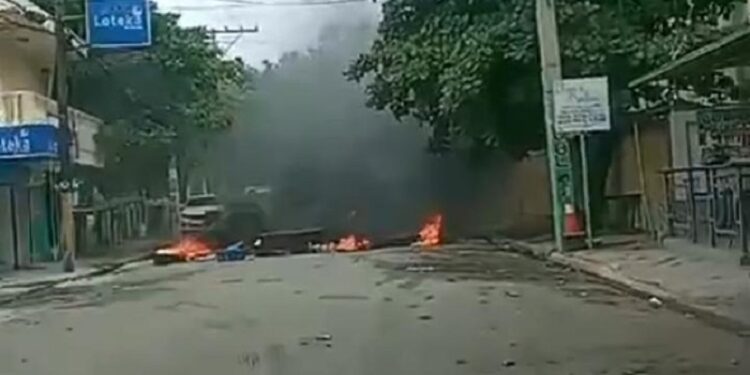 Queman neumáticos en comunidad Las Palomas, para reclamar asfaltado de carretera