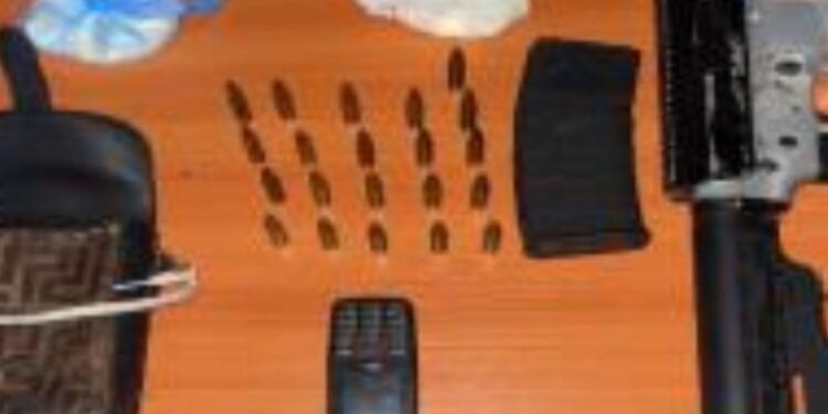 La Policía detiene dos hombres y ocupa fusil M-16 y drogas en Samaná