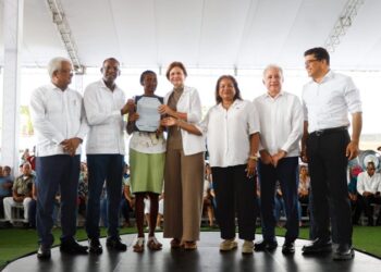 Vicepresidenta Raquel Peña encabeza entrega de títulos de propiedad