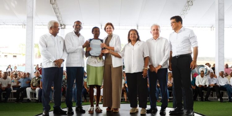 Vicepresidenta Raquel Peña encabeza entrega de títulos de propiedad