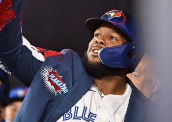 “Es nuestro piloto”. Un Guerrero Jr. en FUEGO inspira reacción de Azulejos
