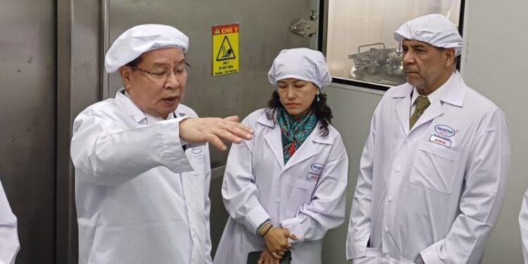 Delegación dominicana visita en Vietnam laboratorio pionero en la vacuna contra la peste porcina
