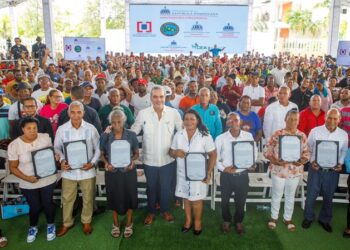 Presidente Abinader entrega certificado de título número 100.000