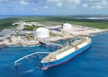 Huracán Beryl deja fuera de servicio a la generadora AES Andrés