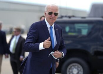 Biden aparece en público por primera vez tras retirarse de la carrera presidencial (VIDEO)