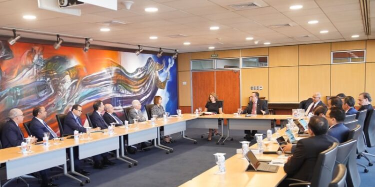 Gobernador Valdez Albizu y ejecutivos del sector bancario pasan revista al desempeño del sistema financiero