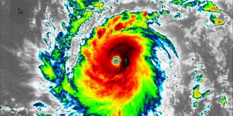 Huracán Beryl se mueve sobre el sureste del Caribe
