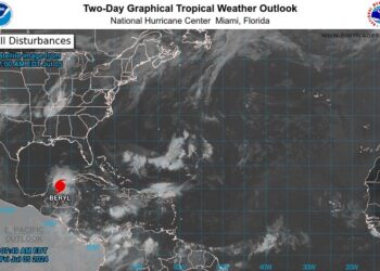 Centro del huracán Beryl se mueve tierra adentro sobre la Península de Yucatán