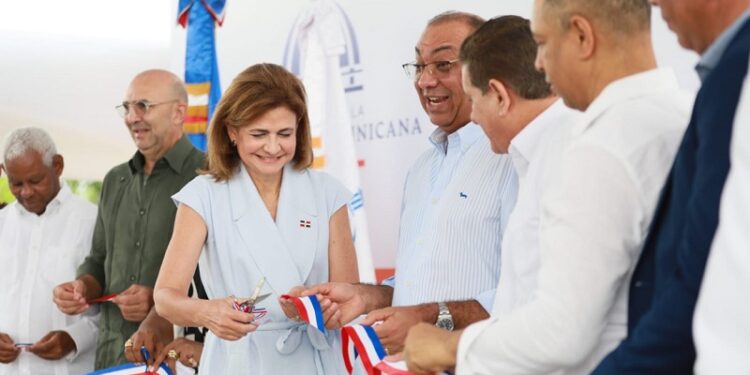 Vicepresidenta inaugura obras en Monseñor Nouel y Espaillat para mejorar vías y servicio eléctrico