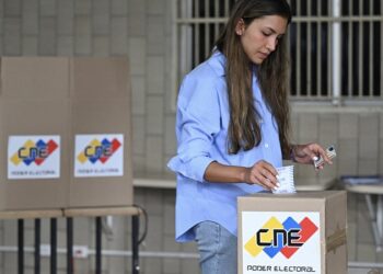 Empiezan a cerrar los centros electorales en Venezuela