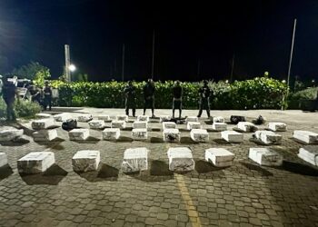 Autoridades ocupan más de una tonelada de cocaína y arrestan a dos colombianos