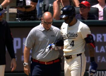 Correa sale del juego tras bolazo en la mano; rayos-X negativos