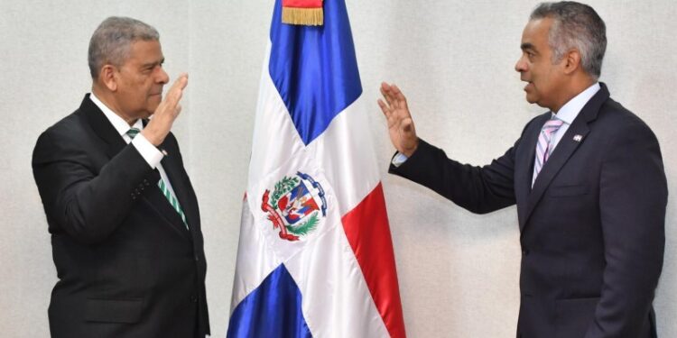 Ministro de la Presidencia juramenta al Comisionado para las Reformas del Estado