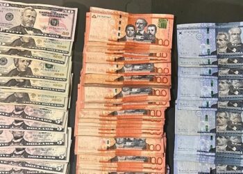 Policía recupera dinero robado en asalto, mata a uno de los ladrones y arresta otro