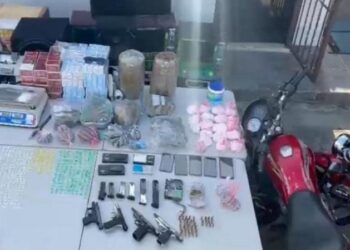 Arrestan a cinco hombres a quienes ocupan drogas, pistolas, municiones, entre otros efectos